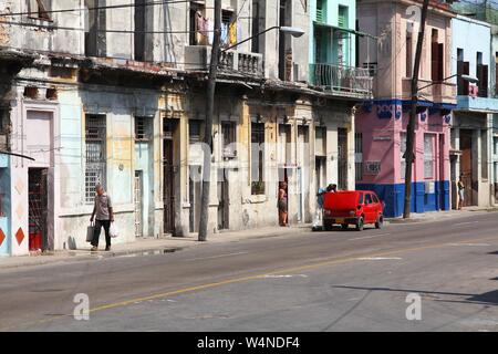 Havanna, Kuba - Februar 26, 2011: die Menschen besuchen Sie die Altstadt in Havanna, Kuba. Havanna ist die größte Stadt in Kuba und seine Altstadt gehört zum UNESCO-Ihr Stockfoto