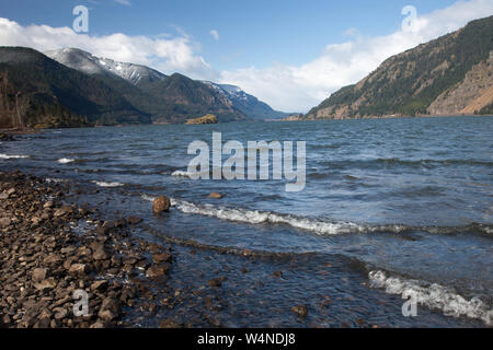 Weiße Kappen, Upstream, Columbia River, ODER - WA. Der Columbia River Schnitte durch die Kaskade Mtns von Oregon (links) und Washington (rechts). Stockfoto