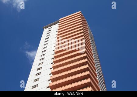 Havanna, Kuba - Februar 24, 2011: Edificio Someillan bulding in Havanna, Kuba. Someillan Gebäude ist 116 m hoch und gehört zu den 5 höchsten Gebäude in Kuba. Stockfoto