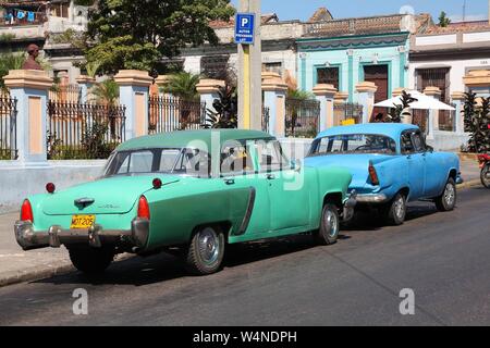 MATANZAS, CUBA - 22. FEBRUAR 2011: Alte amerikanische Autos in Matanzas, Cuba. Kuba hat eine der niedrigsten Auto - Pro-Kopf-Rate (38 pro 1000 Personen im Jahr 2008). Stockfoto