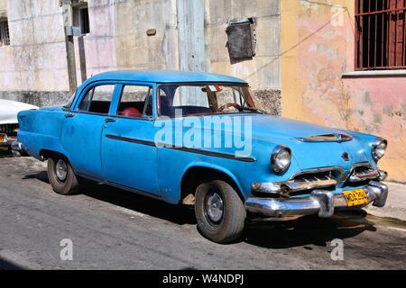 MATANZAS, CUBA - 22. FEBRUAR 2011: Alte amerikanische Auto in Matanzas, Cuba. Kuba hat eine der niedrigsten Auto - Pro-Kopf-Rate (38 pro 1000 Personen im Jahr 2008). Stockfoto