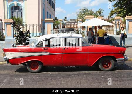 MATANZAS, CUBA - 22. FEBRUAR 2011: Person fährt eine alte amerikanische Auto in Matanzas, Cuba. Kuba hat eine der niedrigsten Auto - Pro-Kopf-Rate (38 pro 1000 Stockfoto