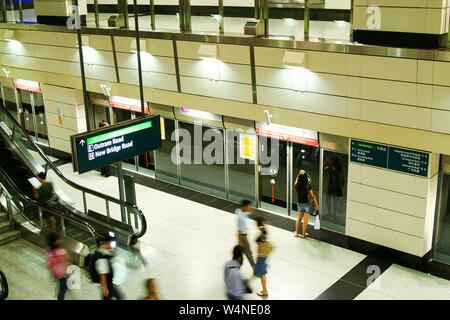 Singapur - MÄRZ 24. 2008: Blick auf Sky Train Bahnhof im Untergeschoss des Flughafens (Fokus auf Türen) Stockfoto