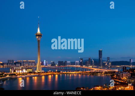 Abendliche Panorama von Macao Praia Grande, Sai Van Brücke, Taipa Bezirk und Turm, Torre de Macau. Se, Macau, China. Stockfoto
