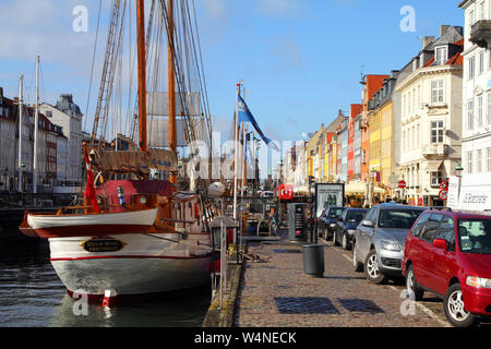 Kopenhagen - MÄRZ 11: Ansicht von Nyhavn Straße am 11. März 2011 in Kopenhagen, Dänemark. Nyhavn ist die kultigsten Teil von Kopenhagen. Es ist die Vi. Stockfoto