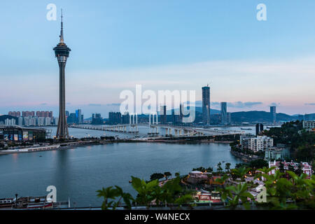 Die Skyline von Macau Praia Grande, Sai Van Brücke, Taipa Bezirk und Turm, Torre de Macau. Se, Macau, China. Stockfoto
