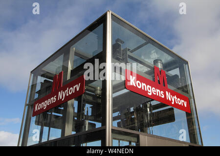 Kopenhagen - 11. März: Der U-Bahnhof Kongens Nytorv am 11. März 2011 in Kopenhagen, Dänemark. Es ist ein beliebtes Fortbewegungsmittel in Kopenhagen mit 50 Stockfoto