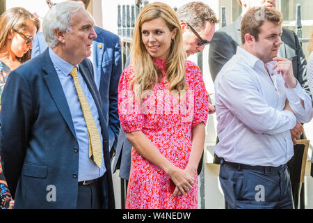 Downing Street, London, UK. 24. Juli, 2019. Carrie Symonds, Boris Partner, wartet mit seinem Team ooutside Nummer 11 - Boris Johnson, der neue Premierminister, kommt in Downing Street. Er ist ein Ersatz für die Theresa kann, nachdem sie unten trat. Credit: Guy Bell/Alamy leben Nachrichten Stockfoto