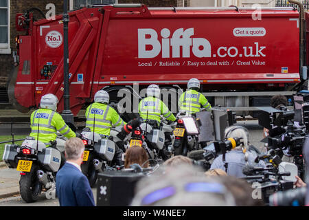 Downing Street, London, UK. 24. Juli, 2019. Bei solchen Gelegenheiten in der Downing Street oft von den Medien, der Polizei und der Entsorgung gleichzeitig zu sehen sind. Boris Johnson, der neue Premierminister, kommt in Downing Street. Er ist ein Ersatz für die Theresa kann, nachdem sie unten trat. Credit: Guy Bell/Alamy leben Nachrichten Stockfoto