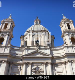 Rom, Italien, Sant'Agnese in Agone Kirche in der Piazza Navona. Barocke Fassade. Quadratische Komposition. Stockfoto