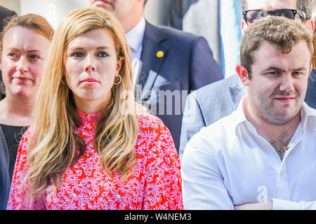 Downing Street, London, UK. 24. Juli, 2019. Carrie Symonds, Boris Partner, wartet mit seinem Team ooutside Nummer 11 - Boris Johnson, der neue Premierminister, kommt in Downing Street. Er ist ein Ersatz für die Theresa kann, nachdem sie unten trat. Credit: Guy Bell/Alamy leben Nachrichten Stockfoto