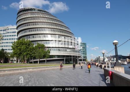 LONDON, Großbritannien - 16 Mai 2012: Menschen gehen neben dem Rathaus (GLA) in London. Mit mehr als 14 Millionen internationale Ankünfte im Jahr 2009, London ist die Stockfoto