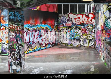 LONDON, UK, 14. MAI 2012: Legale Graffiti Kunst in London. Rechtliche Graffiti und Skate Bereich in Southbank gemacht die Möglichkeit, illegale Urban Art zu senken ein Stockfoto