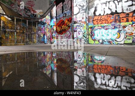 LONDON, UK, 14. MAI 2012: Legale Graffiti Kunst in London. Rechtliche Graffiti und Skate Bereich in Southbank gemacht die Möglichkeit, illegale Urban Art zu senken ein Stockfoto