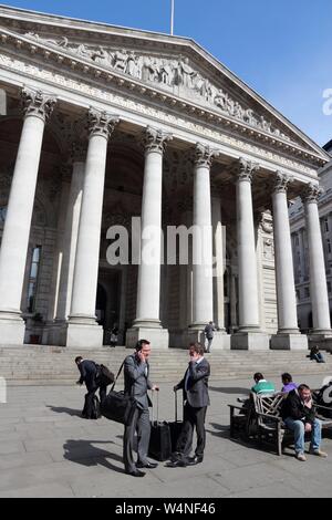 LONDON, Großbritannien - 15 Mai, 2012: die Menschen der Royal Exchange Besuch in London. London ist die bevölkerungsreichste Stadt und Metropolregion der Europäischen Union wit Stockfoto