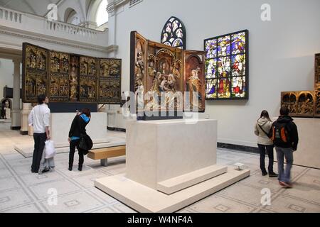 LONDON, UK, 14. MAI 2012: Besucher bewundern Exponate im Victoria und Albert Museum in London. Mit mehr als 2.2 Millionen jährlichen Besuchern (2009) Es ist t Stockfoto