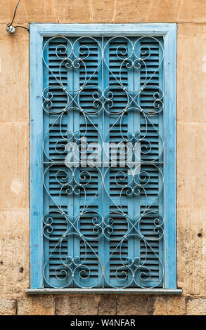 Türkis Fensterläden mit Herzförmigen Fenster Gitter in Valldemossa, Mallorca, Spanien - Kopf - auf Ansicht, Hochformat Stockfoto