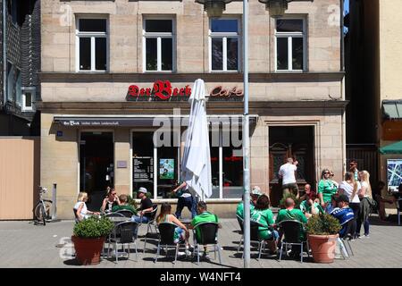 FURTH im Wald, Deutschland - Mai 6, 2018: Greuther Fürth Fans in grünen Trikots feiern nach Fußballspiel in Fürth, Deutschland. SpVgg Greuther Fürth Fußball Club ex Stockfoto