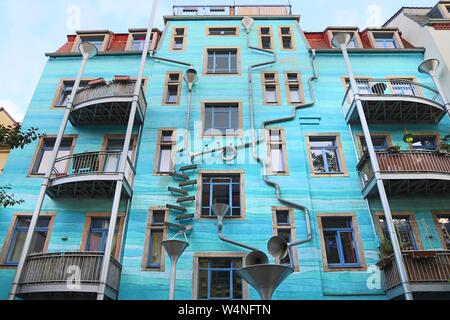 DRESDEN, Deutschland - 10. MAI 2018: Kunsthof Passage in der Neustadt von Dresden. Kunsthofpassage ist ein Satz von Innenhöfen verjüngt mit moder Stockfoto