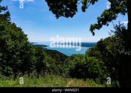 Der türkis Bodensee von oben, grüne Büsche und Bäume framing das Bild gesehen Stockfoto