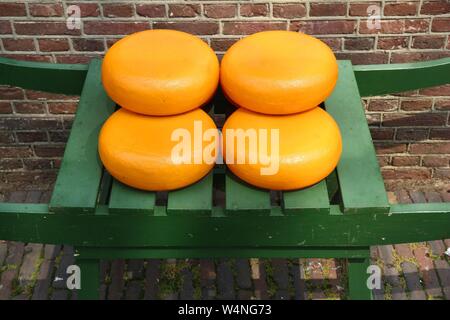 Käse in Niederlande - Amsterdam Käse store Outdoor Display. Käse Räder von Gouda. Stockfoto