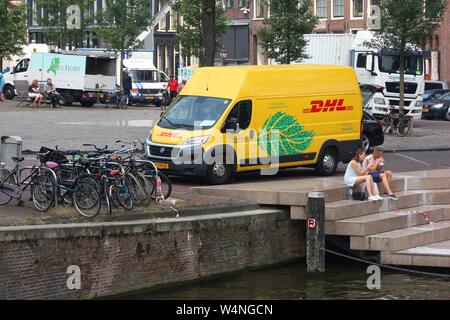 AMSTERDAM, NIEDERLANDE, 7. Juli 2017: DHL elektrische Fiat Ducato Lieferwagen in Amsterdam, Niederlande. DHL ist Weltmarktführer im Luft- und ma Stockfoto