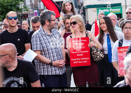 Liverpool, Großbritannien. Juli 24, 2019. Nach der heutigen Verhandlung in London, wo Boris Johnson von Theresa May nahm als Premierminister des Vereinigten Königreichs, eine Kundgebung in der Williamson Platz in Liverpool stattfand, North West England, gegen Boris Johnson wird Ministerpräsident. Rund 100 Menschen besuchten, einige Holding Banner und Plakate die Bezugnahme auf den neuen Premierminister, während einige Teilnehmer hielten Reden. Quelle: Christopher Middleton/Alamy leben Nachrichten Stockfoto