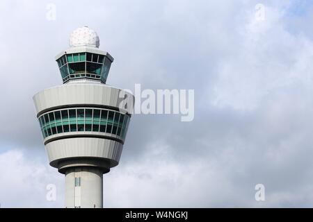 AMSTERDAM, NIEDERLANDE, 11. JULI 2017: Air Traffic Control Tower im Flughafen Schiphol, Amsterdam. Der Flughafen Schiphol ist der 12 verkehrsreichsten Flughafen der Welt wi Stockfoto