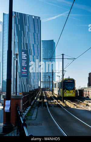 Die Achse Turm und Deansgate Square Apartment Blocks mit einem Metrolink Tram im Vordergrund, von der unteren Mosley Street, Manchester, UK Stockfoto