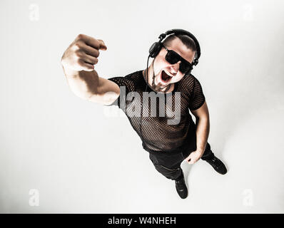 Kreative rapper im Kopfhörer und dunkle Gläser führt eine Rap und Breakdance. Foto auf einem weißen Hintergrund und hat einen leeren Raum für Ihre Stockfoto