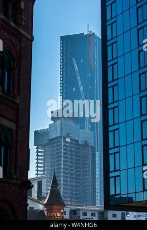 Zwei der vier Deansgate Square Apartment Blocks im Bau (Feb 19). Manchester, England, UK. Achse Turm auf der rechten Seite. Stockfoto