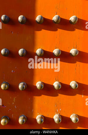 Rote Farbe alte chinesische Holz Tür mit Metall Knopf Stockfoto