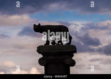 Legendäre Kapitolinischen Wolf mit königlichen Zwillinge oben auf dem Kapitol in Rom, gegen schöne Wolken Stockfoto