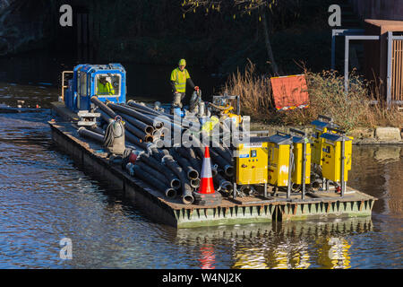 Schwimmende Plattform mit Ausrüstung für Reparaturen an der Kreuzung der Bridgewater und Rochdale Kanäle, Castlefield, Manchester, England, UK zu sperren 92 Stockfoto