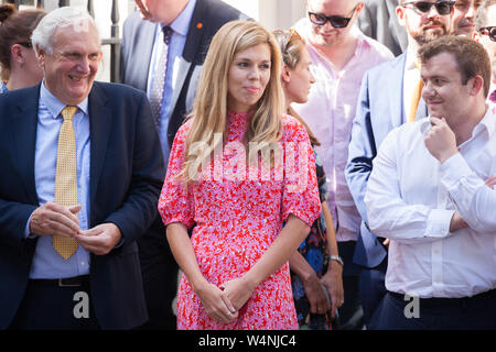 London, Großbritannien. 24. Juli, 2019. Carrie Symonds (c), Boris Johnson's Freundin, wartet auf ihn in der Downing Street als Premierminister zum ersten Mal ankommen, die offiziell von der Königin kurz vor dem Buckingham Palace ernannt. Credit: Mark Kerrison/Alamy leben Nachrichten Stockfoto