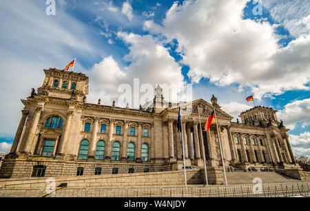 Panoramablick auf den berühmten Gendarmenmarkt mit Konzerthaus Berlin und Deutscher Dom im goldenen Abendlicht bei Sonnenuntergang mit blauem Himmel und Stockfoto