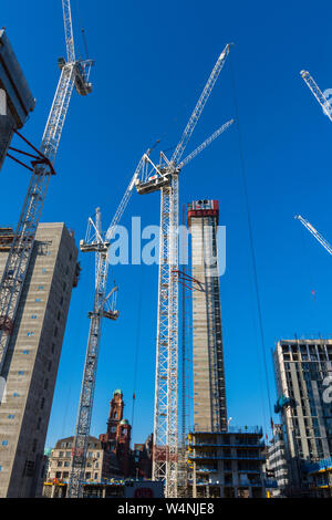 Turmdrehkrane und konkrete Kerne am Kreis Platz Büro- und Wohnbebauung, Oxford Road, Manchester, England, Großbritannien Stockfoto