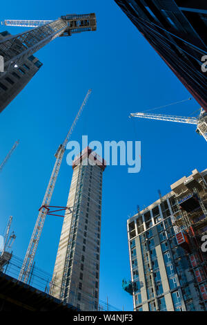 Turmdrehkrane und konkrete Kerne am Kreis Platz Büro- und Wohnbebauung, Oxford Road, Manchester, England, Großbritannien Stockfoto