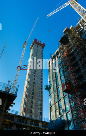 Turmdrehkrane und konkrete Kerne am Kreis Platz Büro- und Wohnbebauung, Oxford Road, Manchester, England, Großbritannien Stockfoto