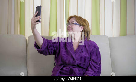 Alte ältere Frau unter Selfie mit Smartphone, Foto Stockfoto