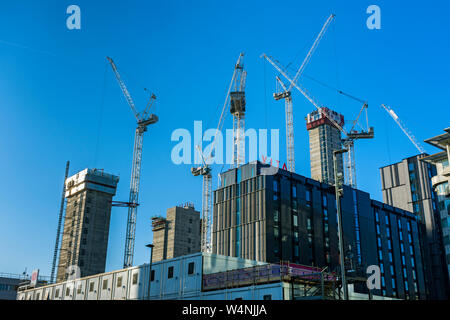 Turmdrehkrane und konkrete Kerne am Kreis Platz Büro- und Wohnbebauung, Oxford Road, Manchester, England, Großbritannien Stockfoto