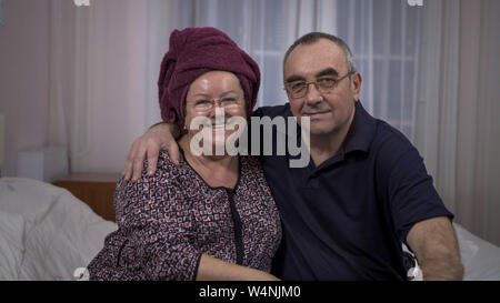 Ältere Mann und Frau umarmt und lächelnd Stockfoto
