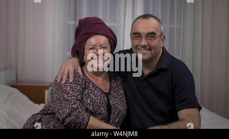Ältere Mann und Frau umarmt und lächelnd Stockfoto