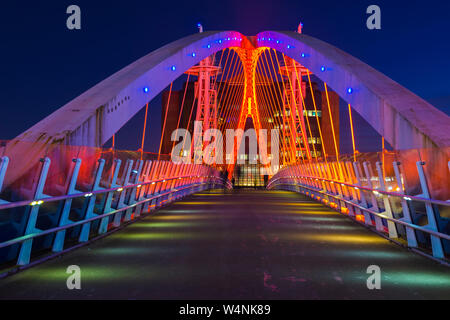 Das Millennium (Lowry) Fußgängerbrücke in der Nacht. Über den Manchester Ship Canal, Salford Quays, Manchester, England, Großbritannien Stockfoto