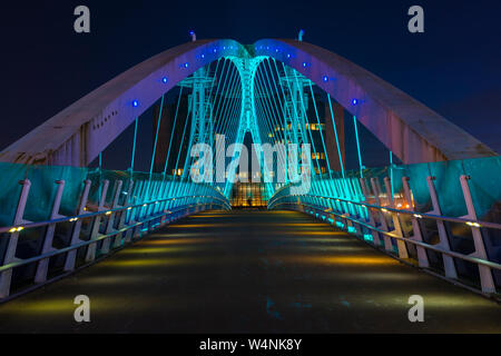 Das Millennium (Lowry) Fußgängerbrücke in der Nacht. Über den Manchester Ship Canal, Salford Quays, Manchester, England, Großbritannien Stockfoto