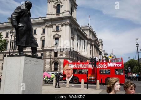 An dem Tag, an dem die britische neue Konservative Partei Premierminister, Boris Johnson in Downing Street, seine Verwaltung zu beginnen, Austausch Theresa May nach ihrem gescheiterten Brexit Verhandlungen mit der Europäischen Union in Brüssel, ein Bus Tours Parliament Square mit einem Hashtag über Johnson's Ruf der aneconomy mit der Wahrheit, am 24. Juli 2019, in Westminster, London, England. Stockfoto