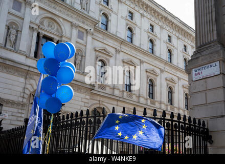 An dem Tag, an dem die britische neue Konservative Partei Premierminister, Boris Johnson in Downing Street, seine Verwaltung zu beginnen, Austausch Theresa May nach ihrem gescheiterten Brexit Verhandlungen mit der Europäischen Union in Brüssel, Pro-EU-remainers Protest außerhalb Downing Street, am 24. Juli 2019, in Westminster, London, England. Stockfoto