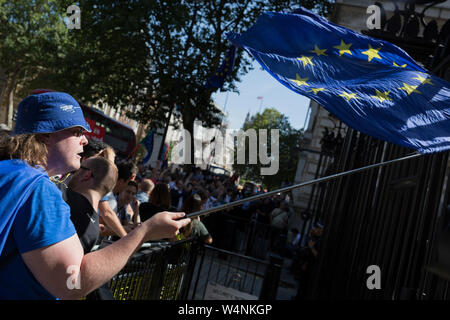 An dem Tag, an dem die britische neue Konservative Partei Premierminister, Boris Johnson in Downing Street, seine Verwaltung zu beginnen, Austausch Theresa May nach ihrem gescheiterten Brexit Verhandlungen mit der Europäischen Union in Brüssel, Pro-EU-remainers Protest außerhalb Downing Street, am 24. Juli 2019, in Westminster, London, England. Stockfoto