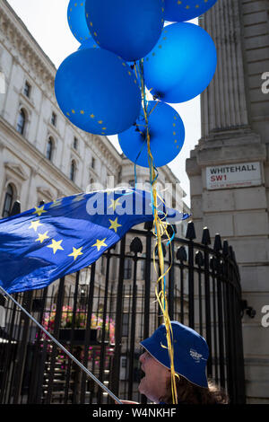 An dem Tag, an dem die britische neue Konservative Partei Premierminister, Boris Johnson in Downing Street, seine Verwaltung zu beginnen, Austausch Theresa May nach ihrem gescheiterten Brexit Verhandlungen mit der Europäischen Union in Brüssel, Pro-EU-remainers Protest außerhalb Downing Street, am 24. Juli 2019, in Westminster, London, England. Stockfoto