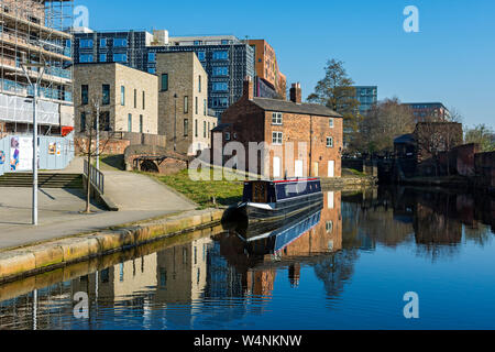 Der ehemalige Schleusenwärter Cottage und einem Kanal 15-04 auf der Ashton Canal, von Islington Wharf Mews, Ancoats, Manchester, England, UK. Stockfoto